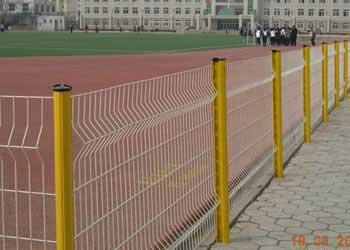 某學校操場圍網施工效果案例